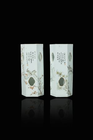 COPPIA DI PORTA CAPPELLI<BR>Coppia di porta cappelli in porcellana Famiglia Rosa