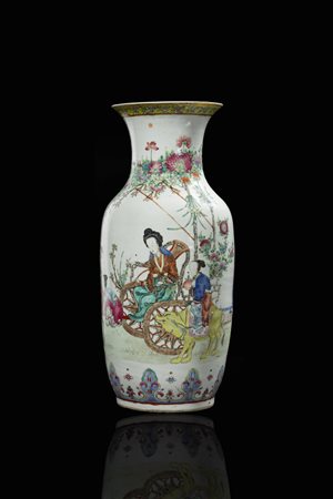 VASO<BR>Vaso in porcellana Famiglia Rosa