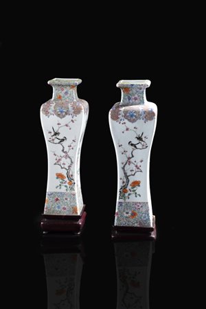 COPPIA DI VASI<BR>Coppia di vasi in porcellana Famiglia Rosa