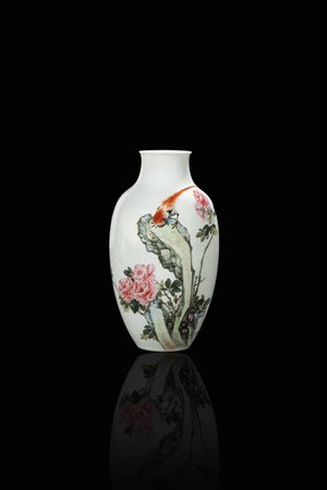 VASO<BR>Vaso in porcellana Famiglia Rosa