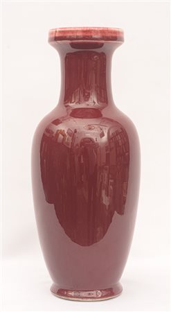 Vaso Cina, tarda dinastia Qing (1644 - 1911) 31 x 13 cm In porcellana bianca...