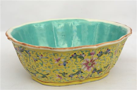 Ciotola Cina, inizio XX secolo 5 x 16 cm In porcellana policroma decorata a...