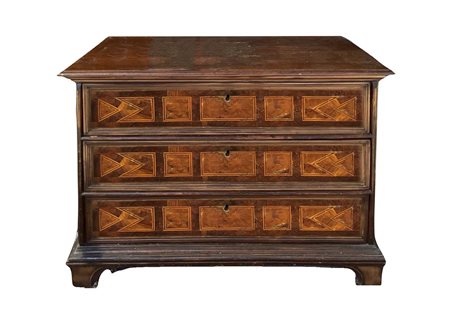 Cassettone in legno di palissandro con intarsi geometrici in legno chiaro sul fronte, Nineteen° secolo