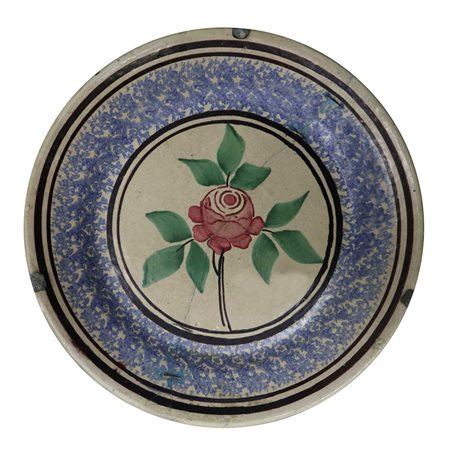Piatto in maiolica di Caltagirone, spugnato azzurro alla circonferenza al centro fiore di rosa, First half of the 20° secolo