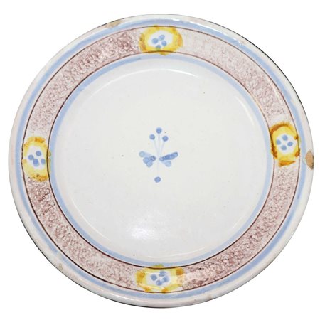 Coppia di piattini in maiolica di Caltagirone, circonferenza in manganese con fiori giallo e azzurro, fiore al centro, 20° secolo