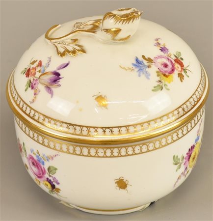 SCATOLA IN PORCELLANA manifattura Meissen decorata con inserti in oro...