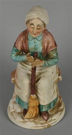 ANZIANA SEDUTA scultura in porcellana di Capodimonte h 17 cm, base dm 7,5 cm