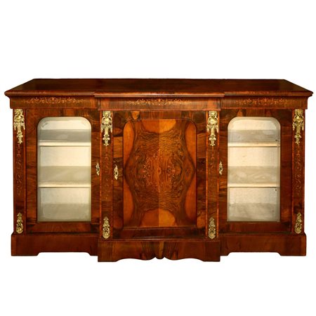 Etagere in radica con vetrine laterali e sportello centrale, intarsi al sottopiano, bronzi laterali applicati 