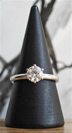 ANELLO IN ORO BIANCO CON DIAMANTE ....