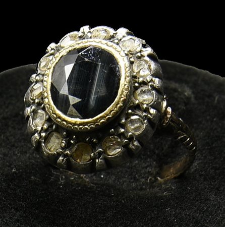 ANELLO IN ORO A BASSO TITOLO, ARGENTO, DIAMANTI E ZAFFIRO anello a corolla...