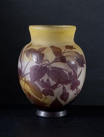 Émile Gallé (1846 - 1904), Francia. Vaso in vetro a forma di piccola anfora lavorato ad acido ed a cammeo.