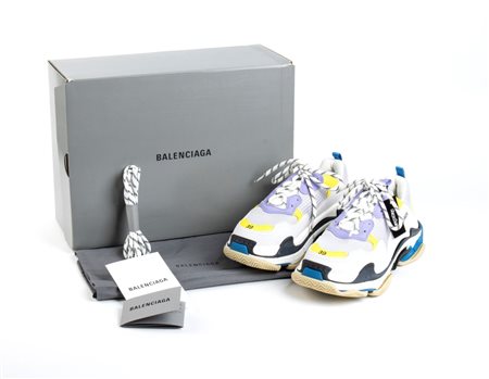 BALENCIAGA  
BALENCIAGA 
 