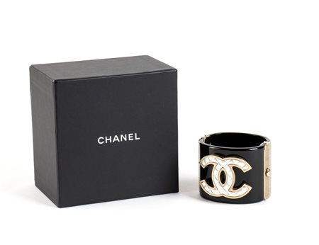 Chanel  
Chanel  
 