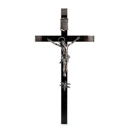  Crocifisso in argento  Altezza x larghezza: 46 x 23 cm. Peso lordo complessivo: 295 gr.