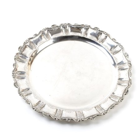  
Vassoio in argento Italia, XX secolo 
 Altezza x larghezza x profondità: 2 x 30,5 x 30,5 cm. Peso: 572 gr.