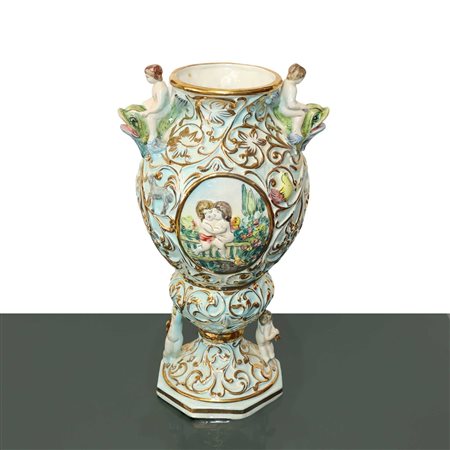 Vaso in porcellana di Capodimonte policroma con puttini, 20° secolo
