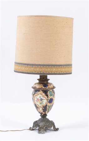 Lampada da tavolo in metallo smaltato decorata con motivi floreali entro riserve.