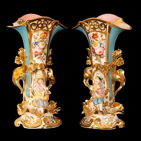 Coppie di vasi in porcellana di gusto neo-settecentesco   Manifattura francese del secondo o terzo quarto del XIX secolo