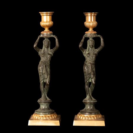 Coppia di candelabri Grand Tour in bronzo brunito e bronzo dorato, raffiguranti ancelle egizie stanti a sorreggere grandi vasi.   Manifattura francese della fine del XIX secolo