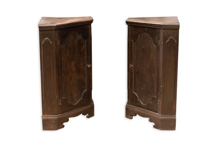 Coppia di angolari scantonati in noce, Marche, XVIII secolo   