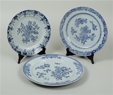 A lot of three porcelain dishes decorated with floral motifs, China, Qianlong...