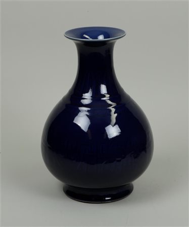 A monochrome blue vase with relief decoration. China, 20th century.H. 31 cm.