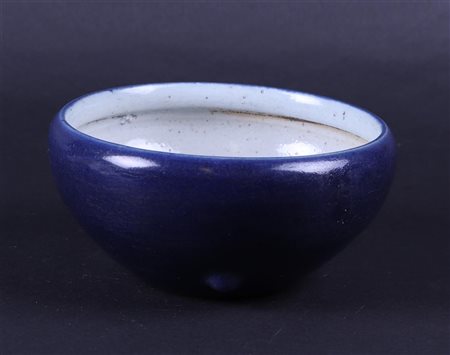 A porcelain blue glazed incense burner. China, 19th century.9 x 17 cm.