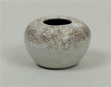 A crackle storage jar. China, Ming.Diam. 7 cm.