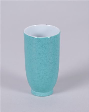 A green glazed high cup, marked Yongzheng. China, 20th century.H. 9 cm.