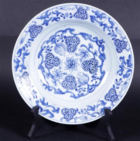 A porcelain plate decorated with tulips. China, 18th century.Diam. 23,5 cm.