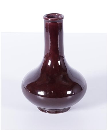A brown glazed stem vase, marked Qiangling. China, 19/20th century.H. 17 cm.
