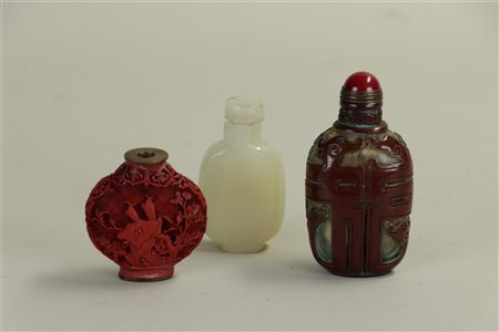 A lot consisting of (3) snuff bottles, including Peking glass. 19th century.