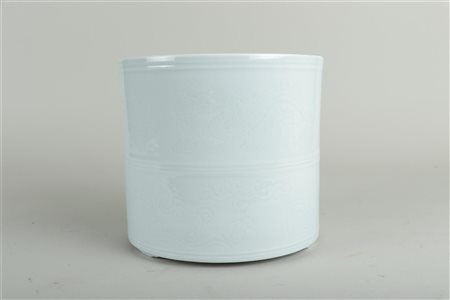 A blanc de chine brush pot decorated with dragons. China, 18/19th century.16...