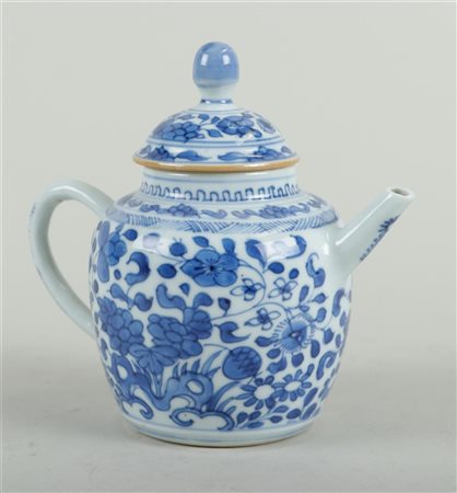 A porcelain teapot with floral decoration. China, Yongzheng.14 x 15 cm.