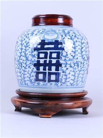 A large ginger jar with double happines decor. China, Circa 1900.31 x 25 cm.