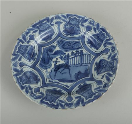 A porcelain 'kraak' plate decorated with a deer. China, Wanli. Hairlines.