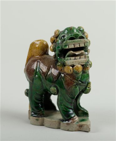 A Sancai foo dog on foot. China, Kangxi,12 x 8 cm.