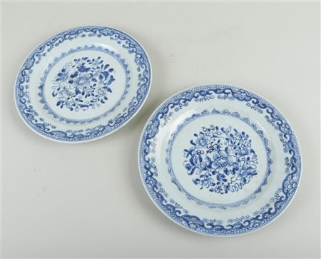 Two porcelain plates with floral decoration. China, Qianlong.Diam. 23 cm.