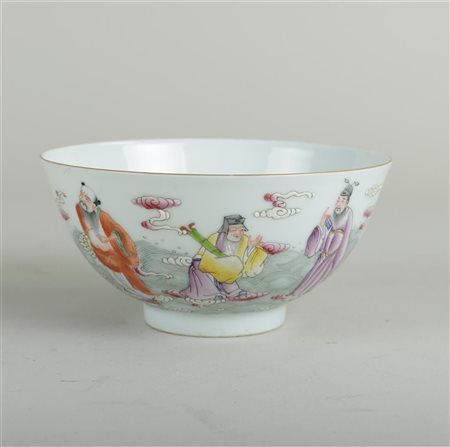 A porcelain famile rose bowl decorated with immortal, marked Qianglong....
