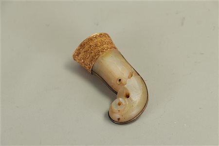 A hilt of a kris, mother of pearl with gold mounting (gold approx. 25 grams),...