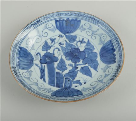 A porcelain dish with floral decoration. Japan, 19th century.Diam. 16 cm.