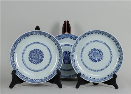3x Porcelain deep plates with floral decoration. China, Qianlong. Light edge...