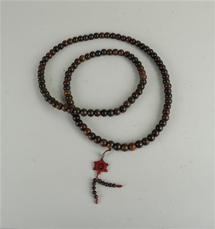 A chenchiang mu necklace. China, early 20th century.