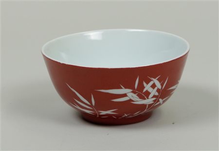 A porcelain red bowl, marked on the bottom. China, 20th century.Diam. 11 cm.