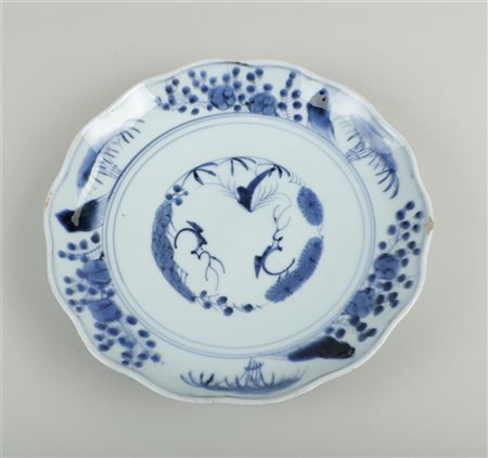 A porcelain lobed dish. Japan, 17th century. Chip.