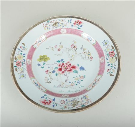 A large porcelain famile rose dish. China, 18th century.Diam. 35,5 cm.