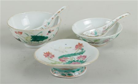 A lot consisting of a Famille Rose salt cellar, a covered cup and two spoons....