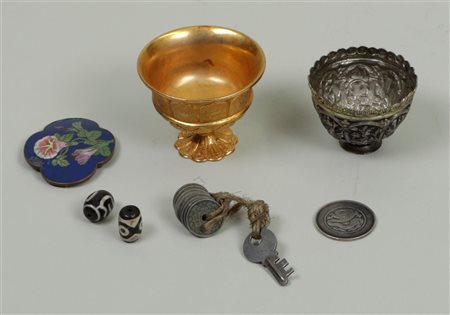 A lot of various objects including silver, beads and coins. China, 19/20th...