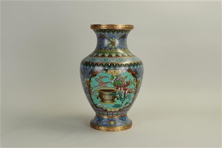 A cloisonné vase with decoration of antiquities in beds above ring of lotus...