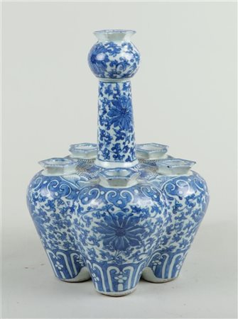 A porcelain blue and white tulip vase. China, 19th century.H. 25 cm.